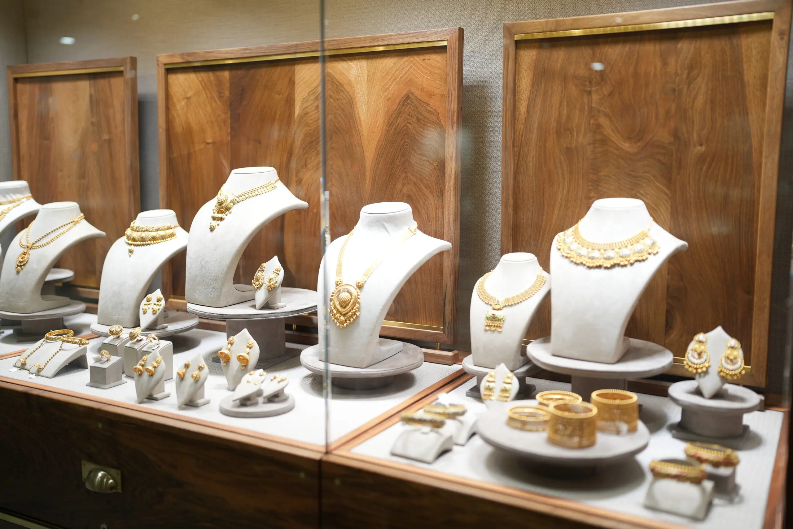 kay-john-carpentry-alcove-jewellery-display-1